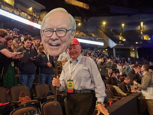 Who are the top executives at Berkshire Hathaway?