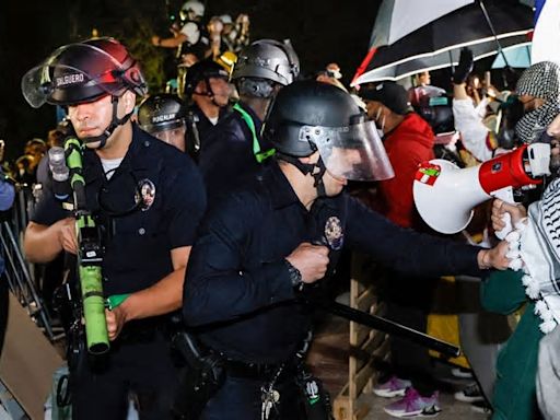 Polícia de Los Angeles entra em confronto com manifestantes durante desocupação de acampamento pró-Palestina