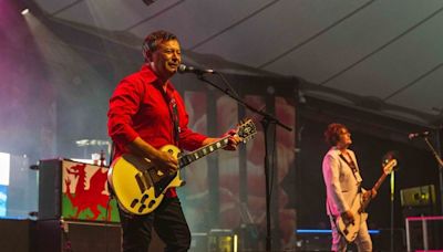 Manic Street Preachers and Suede 'blow the roof off' Llangollen Pavilion