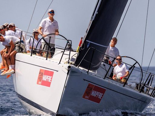 Felipe VI sale a entrenar en la bahía de Palma a bordo del 'Aifos' para la Copa del Rey de vela