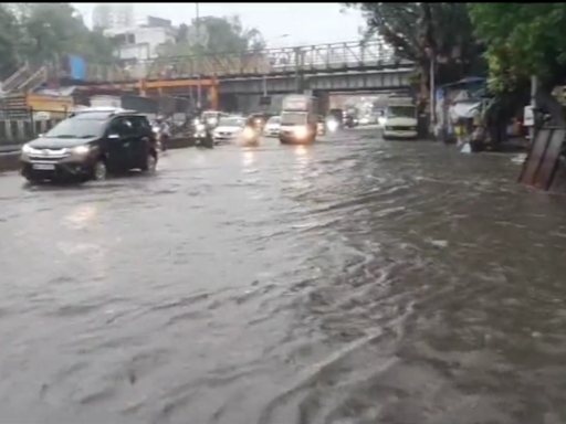 Mumbai Monsoon Mayhem: Journalist Narrates Taxi Drivers' Act of Kindness to Stranded Passenger