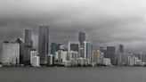 ¿Qué provoca este cielo plomizo en Miami? ¿Cuándo regresará el sol? Los meteorólogos vaticinan