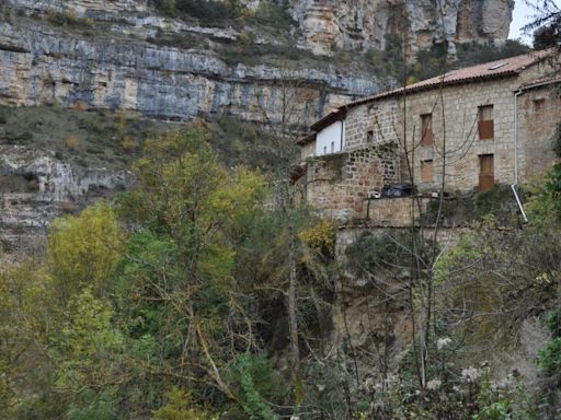 Así es Orbaneja del Castillo, el 'pueblo-cascada' que conquista a las redes y al 'National Geographic'