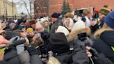 Detienen a decenas de periodistas en Moscú durante una protesta contra la guerra encabezada por esposas de militares