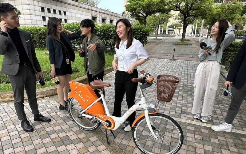 YouBike電輔車騎人行道「新北罰、台北不罰」 柳采葳議員呼籲雙北應協調