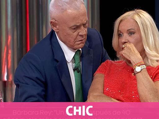 Bárbara Rey luce una pulsera de "Gobierno dimisión" en TVE