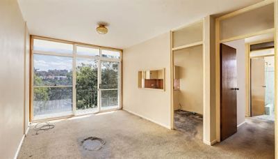 Why this auction of an unliveable two-bedroom apartment has divided Aussies: 'Makes me sick'