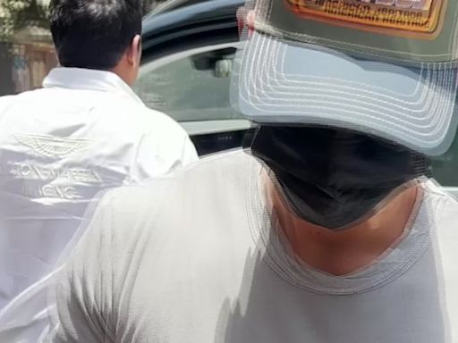 Shraddha Kapoor and Shahid Kapoor Prioritise Safety with Masks in Public Sightings | Entertainment - Times of India Videos