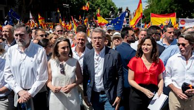 Miles de ciudadanos vuelven a la calle de la mano del PP para protestar contra Sánchez y la amnistía