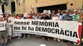 Un centenar de personas protestan en el Parlament por la derogación de la Ley de Memoria