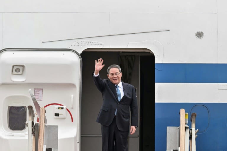 China Premier Li meets Samsung boss, vows to help foreign firms