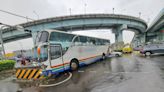 快訊/疑身體不適！五股遊覽車自撞分隔島、電桿 車頭全毀