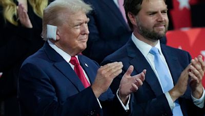 Donald Trump reaparece con la oreja vendada tras ataque