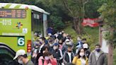 民眾搭乘掃墓公車上陽明山祭祖 (圖)