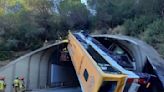 Despiste aparatoso deixa autocarro atravessado num túnel em Barcelona