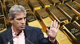 El oro que mandó el ministro Luis Caputo a Londres corre riesgo de embargo por un juicio
