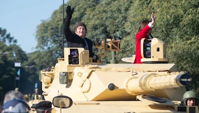 El momento en que Javier Milei y Victoria Villarruel suben a un tanque de guerra en el desfile militar por el 9 de Julio