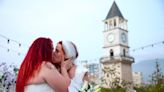 Num protesto de amor, lésbicas albanesas “casam-se” no telhado da câmara de Tirana