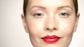 Freckling, la tendencia que sugiere decorar nuestro rostro con pecas