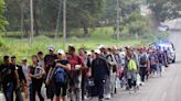 Caravana con cientos de migrantes parte de la frontera sur de México hacia Estados Unidos - El Diario NY