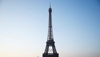 巴黎奧運倒數50天 五環標誌躍上艾菲爾鐵塔
