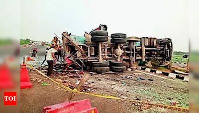 18 killed, 19 injured in bus collision on Agra Expressway | Kanpur News - Times of India