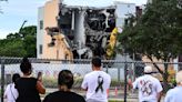 "Un día muy triste": familiares de víctimas del tiroteo escolar en Parkland sobre demolición del edificio