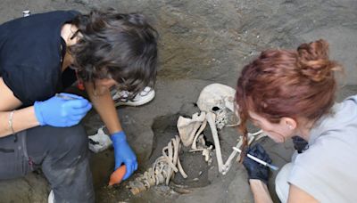 2 victims of ancient Pompeii eruption found, along with gold treasures