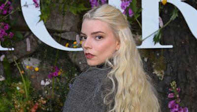 Anya Taylor-Joy à tomber par terre dans une robe moulante au décolleté si échancré qu'il donne le vertige