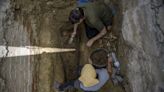 Las nietas que hunden sus manos en la tierra buscando a sus abuelos fusilados por el franquismo en España