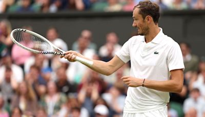 Medvedev rescued by umpire after forgetting score