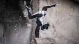 Guerra en Ucrania: Banksy realizó un grafiti en un edificio destruido en Borodyanka
