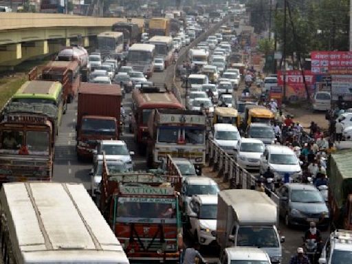 Mumbai-Pune Highway Submerged: Drivers Struggle As Authorities Fail To Address Drainage Issues