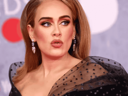 Adele: llama "ridículo" a fan que lanzó comentario homofóbico en su concierto