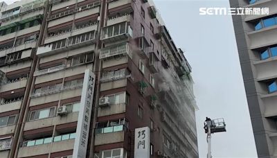 快訊／高雄前金區大樓8F竄火舌！建築物狂冒白煙 頂樓3人待救