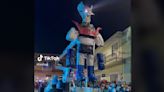 Con vuelo y efectos, Mazinger Z aparece en desfile navideño