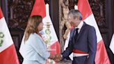 La presidenta de Perú cambia a cuatro ministros, entre ellos al de Economía y Finanzas