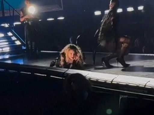 VÍDEO: Madonna se cae de una silla en pleno concierto tras el tropiezo de uno de sus bailarines