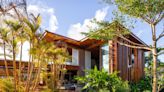 Estilo tropical-contemporâneo de casa na Bahia cria clima de resort