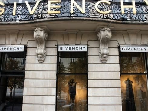 La maison fue fundada en 1952 por el diseñador Hubert de Givenchy, cuya relevancia se mantiene hasta la fecha. Te decimos por qué.