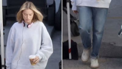 Margot Robbie está lista para un día de trabajo con slim jeans de ruedo doblado y tenis normcore