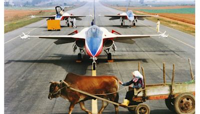 IDF戰機首飛成功35週年 漢翔秀當年牛車「穿越」原型機前圖 | 政治焦點 - 太報 TaiSounds