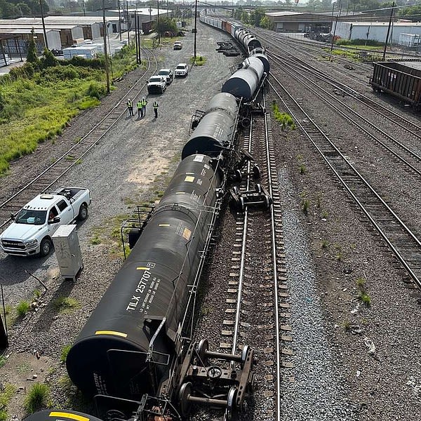 Train derailment in North Little Rock affects 15 grain cars and 4 empty tankers, no injuries reported | Northwest Arkansas Democrat-Gazette