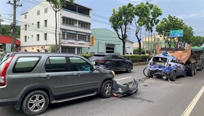 高雄三寶發威！紅燈看不見「撞廢Google街景車」下場恐賠到「脫褲」