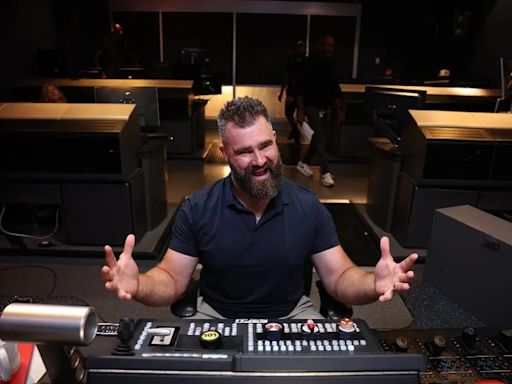 Forgetting his travel bag and ditching the flip flops, Jason Kelce makes ‘Monday Night Countdown’ debut memorable