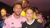 El gesto de Harper, la hija de Victoria y David Beckham al salir a la cancha de la mano de Lionel Messi