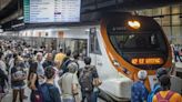 Decenas de manifestantes protestan en Sants contra el 'maltrato' de Rodalies y regionales