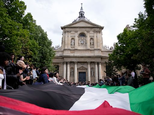 Policía parisina retira de la Sorbona a manifestantes propalestinos