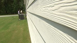Some homeowners upset about siding cracking on fairly new houses