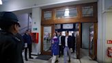 Dos cartas y 3 mil firmas en rechazo: alcaldes Hassler y Astudillo tocan la puerta del ministro Cordero para frenar la cárcel - La Tercera